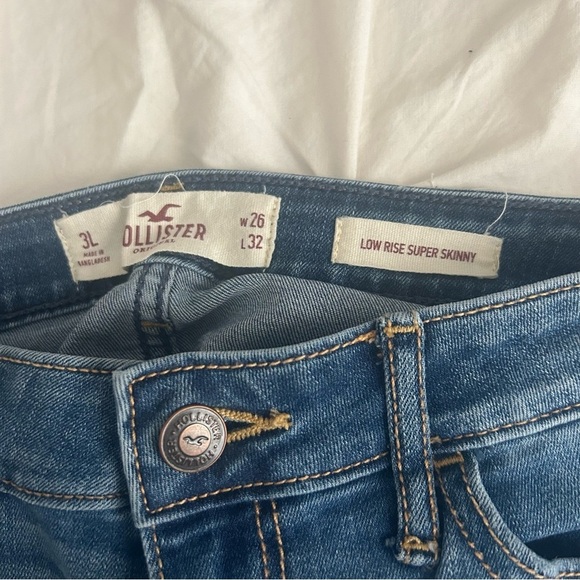 2/$20 Hollister Low Rise Super Skinny Size: 26 - Picture 6 of 7